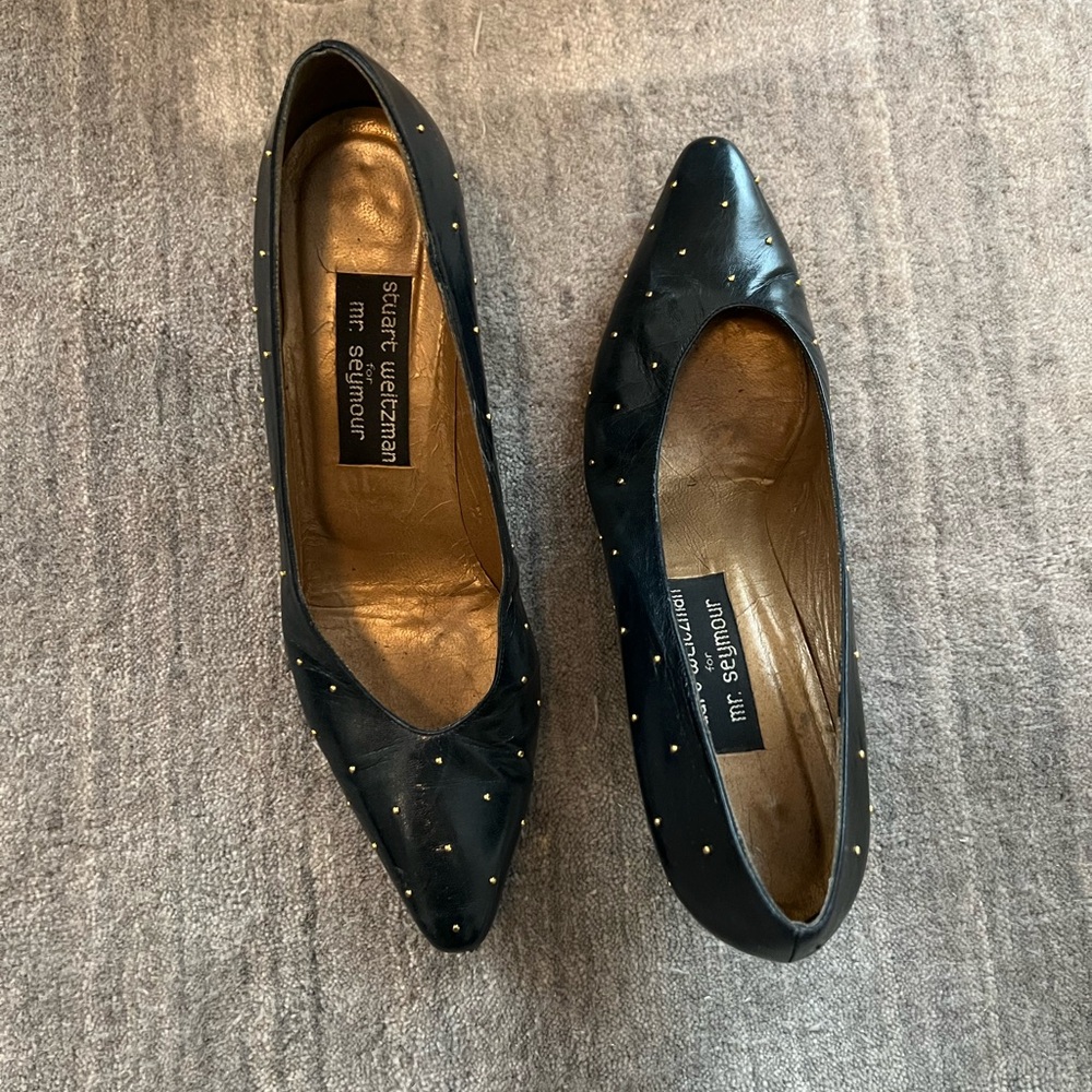 RARE incredible condition vintage Stuart Wetizman Navy and Gold Heels! 8.5 AA.